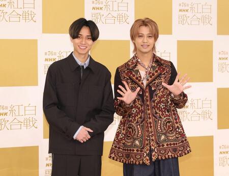 　ポーズを決めるＫｉｎｇ　＆　Ｐｒｉｎｃｅの永瀬廉（左）と高橋海人（撮影・石井剣太郎）