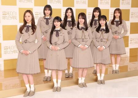 　ポーズを決める乃木坂４６の（前列左から）梅澤美波、川﨑桜、賀喜遥香、一ノ瀬美空、（後列同）遠藤さくら、井上和、池田瑛紗、菅原咲月（撮影・石井剣太郎）