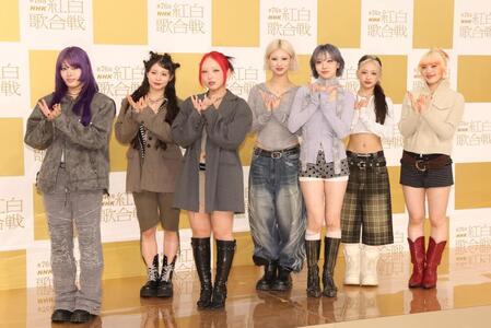 　ポーズを決めるＨＡＮＡの（前列左から）ＮＡＯＫＯ、ＣＨＩＫＡ、ＪＩＳＯＯ、ＭＡＨＩＮＡ（後列同）ＫＯＨＡＲＵ、ＭＯＭＯＫＡ、ＹＵＲＩ（撮影・石井剣太郎）