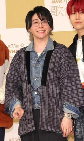 　昨年の紅白リハで。祖父のはんてんを着た大森元貴