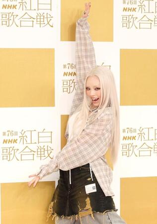 　ポーズを決めるちゃんみな（撮影・石井剣太郎）