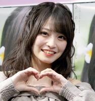 　ポーズを決める入内嶋涼