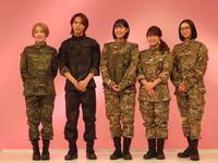 　テレ東系ドラマ「聖ラブサバイバーズ」の会見に迷彩服で登場した（左から）ひうらさとる氏、上田竜也、、石井杏奈、佐津川愛美、山谷花純