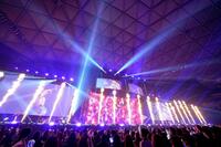 　熱く火花が立ち上がるドームの様子