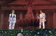 　ステージ上で目を合わせて笑うＡＴＳＵＳＨＩ（右）とＴＡＫＡＨＩＲＯ