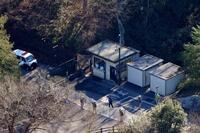 　ヨーロッパオオカミが脱走した多摩動物公園で、ネットを張り警戒する関係者（共同通信社ヘリから）