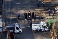　ヨーロッパオオカミが脱走した多摩動物公園に集まった警察官ら（共同通信社ヘリから）