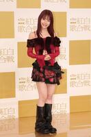 　ポーズを決めるアイナ・ジ・エンド（撮影・石井剣太郎）