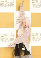 　ポーズを決めるちゃんみな（撮影・石井剣太郎）