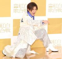 　ポーズを決める新浜レオン（撮影・石井剣太郎）