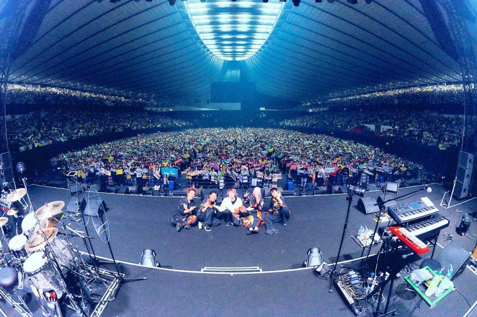 　ラストライブでファンと写真に収まるＡｑｕａ　Ｔｉｍｅｚ（撮影；笹原　清明、Ｄａｉｋｉ　Ｍｉｕｒａ）