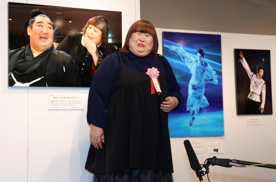 　元幕内徳勝龍の千田川親方のモノマネを披露する３時のヒロイン・かなで（撮影・棚橋慶太）