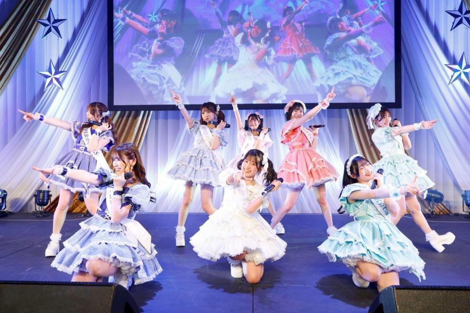 　笑顔を見せるＳＵＰＥＲ☆ＧｉＲＬＳの（前列左から）鎌田彩樺、河村果歩、櫻井陽夏、（後列同）田中想、門林有羽、柏綾菜、竹内ななみ、坂林佳奈