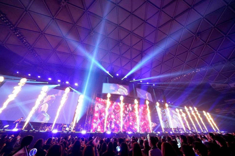 　熱く火花が立ち上がるドームの様子