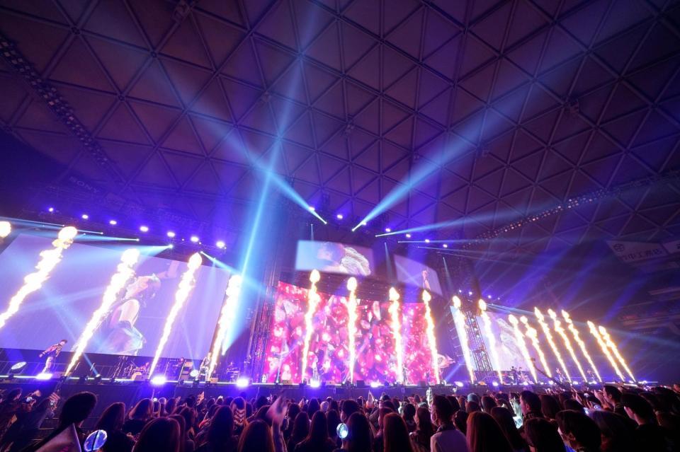 熱く火花が立ち上がるドームの様子