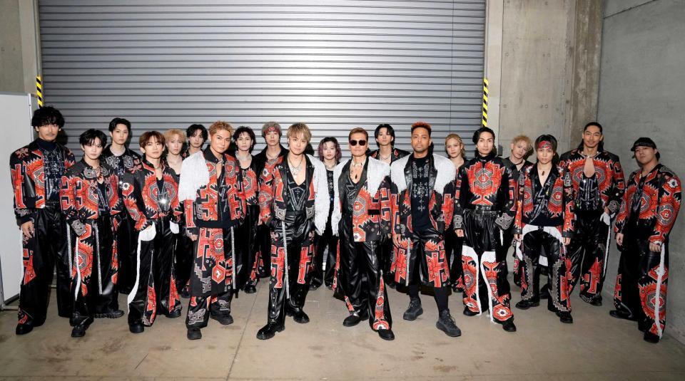 　（左から）小林直己、佐藤大樹、堀夏喜、ＥＸＩＬＥ　ＮＡＯＴＯ、藤原樹、木村慧人、ＥＸＩＬＥ　ＳＨＯＫＩＣＨＩ、神谷健太、陣、ＥＸＩＬＥ　ＴＡＫＡＨＩＲＯ、山本彰吾、ＥＸＩＬＥ　ＡＴＳＵＳＨＩ、澤本夏輝、ＥＸＩＬＥ　ＮＥＳＭＩＴＨ、岩谷翔吾、橘ケンチ、浦川翔平、ＥＸＩＬＥ　ＴＥＴＳＵＹＡ、ＥＸＩＬＥ　ＡＫＩＲＡ、世界