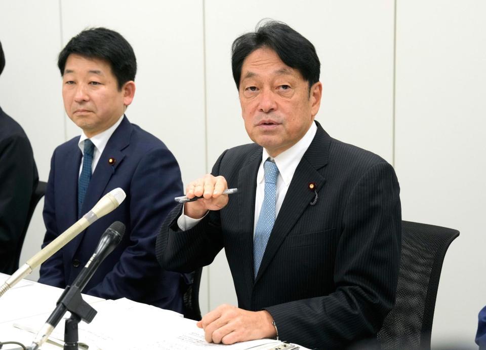 　２０２６年度の与党税制改正大綱を決定し、記者会見する自民党の小野寺税調会長（右）と日本維新の会の梅村税調会長＝１９日