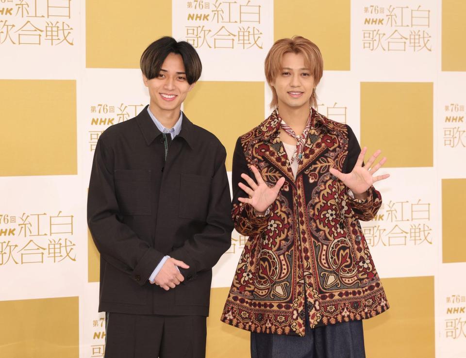 　ポーズを決めるＫｉｎｇ　＆　Ｐｒｉｎｃｅの永瀬廉（左）と高橋海人（撮影・石井剣太郎）