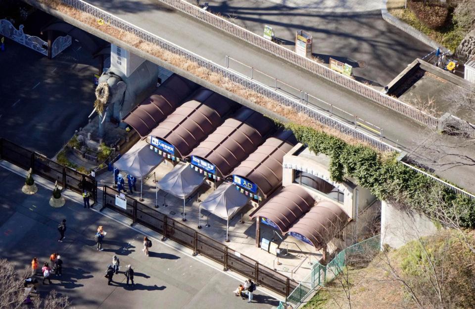 　ヨーロッパオオカミが脱走し、閉ざされた多摩動物公園の正門（共同通信社ヘリから）