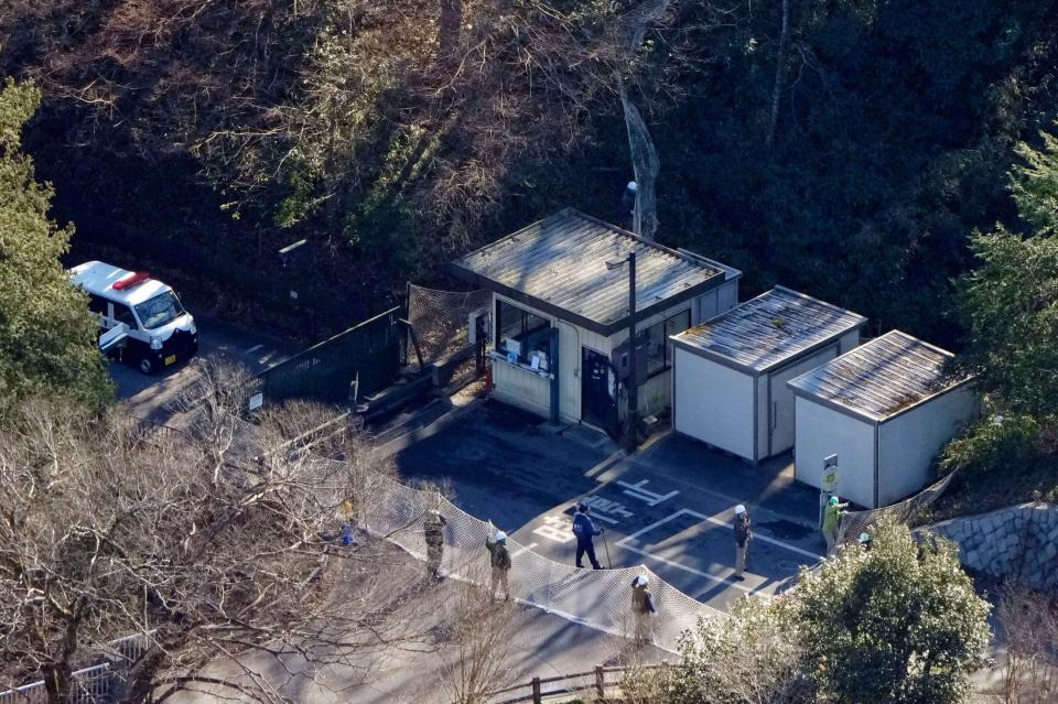 　ヨーロッパオオカミが脱走した多摩動物公園で、ネットを張り警戒する関係者（共同通信社ヘリから）