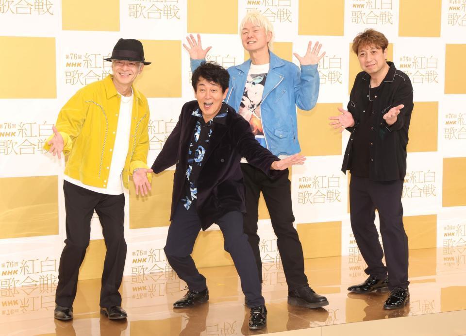 　ポーズを決めるＴＵＢＥの（左から）角野秀行、前田亘輝、春畑道哉、松本玲二（撮影・石井剣太郎）