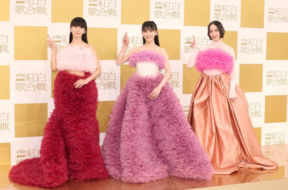 　ポーズを決めるＰｅｒｆｕｍｅの（左から）かしゆか、あ～ちゃん、のっち（撮影・石井剣太郎）