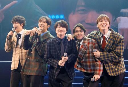 　パフォーマンスを行う（左から）水田航生、小関裕太、サプライズ登場した神木隆之介、松岡広大、松島庄汰