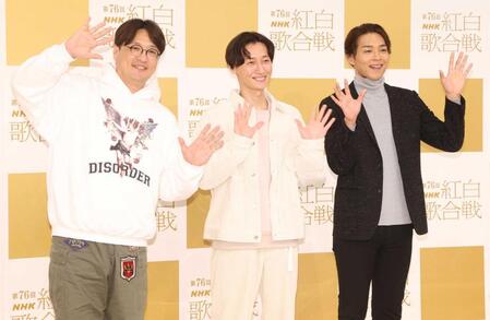 　ポーズを決める純烈の（左から）酒井一圭、後上翔太、白川裕二郎（撮影・石井剣太郎）