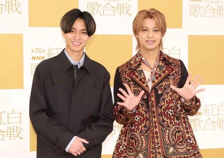 　ポーズを決めるＫｉｎｇ　＆　Ｐｒｉｎｃｅの永瀬廉（左）と高橋海人（撮影・石井剣太郎）