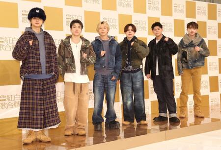 　ポーズを決めるＢＥ：ＦＩＲＳＴの（左から）ＪＵＮＯＮ、ＳＨＵＮＴＯ、ＳＯＴＡ、ＭＡＮＡＴＯ、ＬＥＯ、ＲＹＵＨＥＩ（撮影・石井剣太郎）