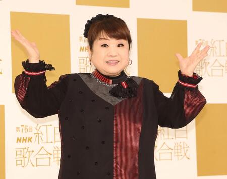 　ポーズを決める天童よしみ（撮影・石井剣太郎）