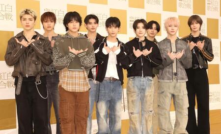 　ポーズを決める＆ＴＥＡＭの（前列左から）ＭＡＫＩ、ＴＡＫＩ、ＨＡＲＵＡ、ＹＵＭＡ、ＮＩＣＨＯＬＡＳ（後列同）ＥＪ、ＪＯ、ＦＵＭＡ、Ｋ（撮影・石井剣太郎）