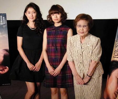 　トークイベントを行った（左から）工藤夕貴、二階堂ふみ、海老名香葉子さん＝１５年
