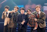 　パフォーマンスを行う（左から）水田航生、小関裕太、サプライズ登場した神木隆之介、松岡広大、松島庄汰