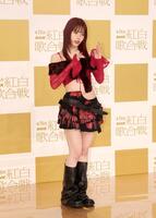 　ポーズを決めるアイナ・ジ・エンド（撮影・石井剣太郎）