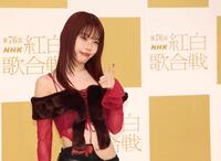 　ポーズを決めるアイナ・ジ・エンド（撮影・石井剣太郎）