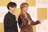 　ポーズを決めるＫｉｎｇ　＆　Ｐｒｉｎｃｅの永瀬廉（左）と高橋海人（撮影・石井剣太郎）