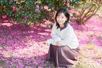 　サザンカの前で記念撮影される秋篠宮家の次女佳子さま＝５日（宮内庁提供）