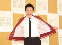 　ポーズを決める郷ひろみ（撮影・石井剣太郎）