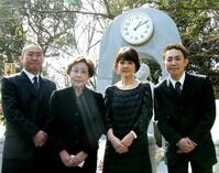 　「時忘れじの塔」前に集合する（左から）林家正蔵、海老名香葉子さん、泰葉、林家三平＝０８年