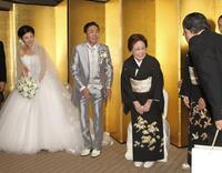 　披露宴を終えて海老名香葉子さん（右）とともに来客を見送る林家三平（中）と国分佐智子＝１１年