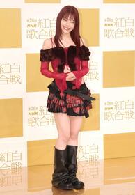 　笑顔を見せるアイナ・ジ・エンド（撮影・石井剣太郎）