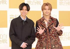 　ポーズを決めるＫｉｎｇ　＆　Ｐｒｉｎｃｅの永瀬廉（左）と高橋海人（撮影・石井剣太郎）