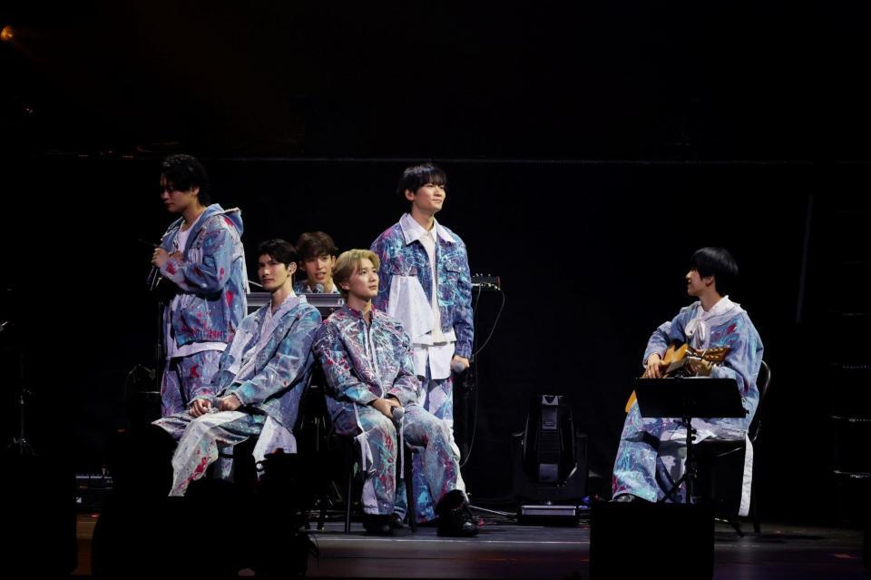 　パフォーマンスを行う（左から）岩崎友泰、徳永智加来、東島京、林優人、山﨑光、本島純政