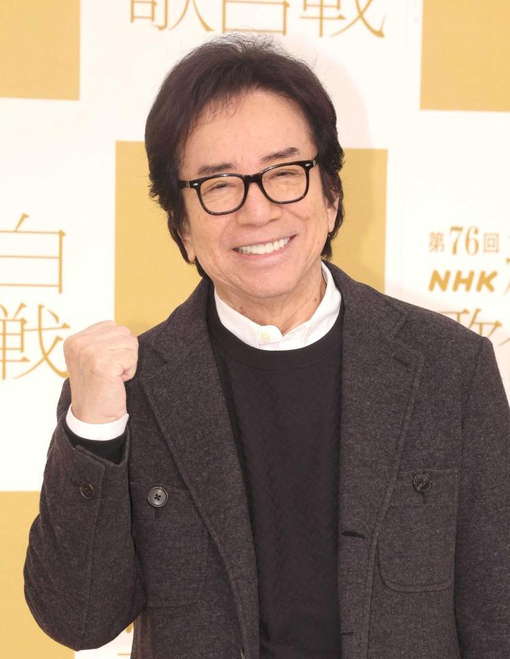 　ポーズを決める布施明（撮影・石井剣太郎）