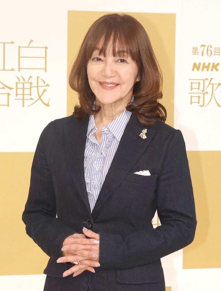 　ポーズを決める岩崎宏美（撮影・石井剣太郎）