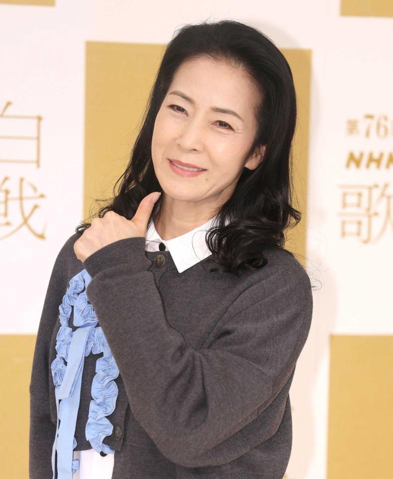 　ポーズを決める坂本冬美（撮影・石井剣太郎）