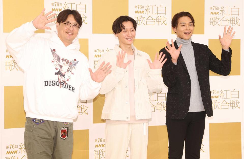 　ポーズを決める純烈の（左から）酒井一圭、後上翔太、白川裕二郎（撮影・石井剣太郎）