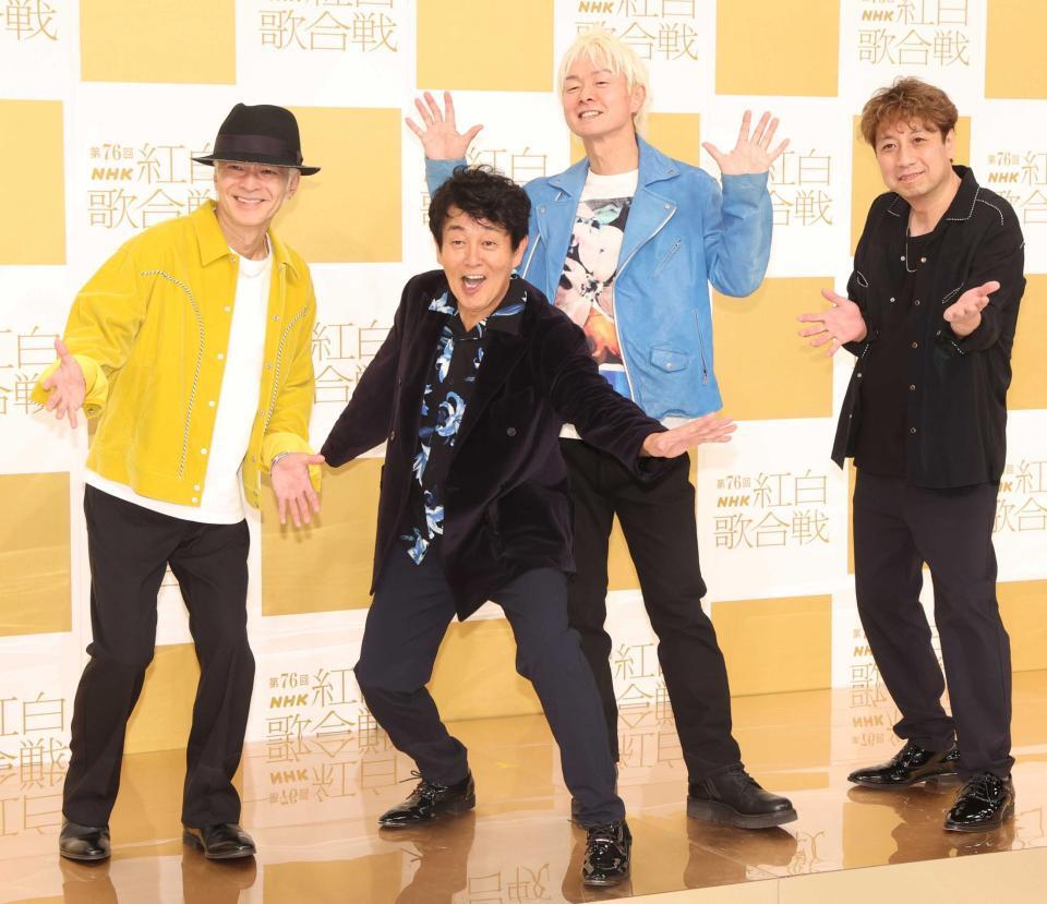 　ポーズを決めるＴＵＢＥの（左から）角野秀行、前田亘輝、春畑道哉、松本玲二（撮影・石井剣太郎）