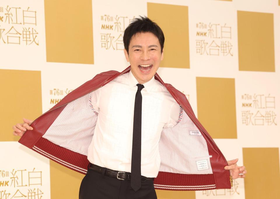 　ポーズを決める郷ひろみ（撮影・石井剣太郎）